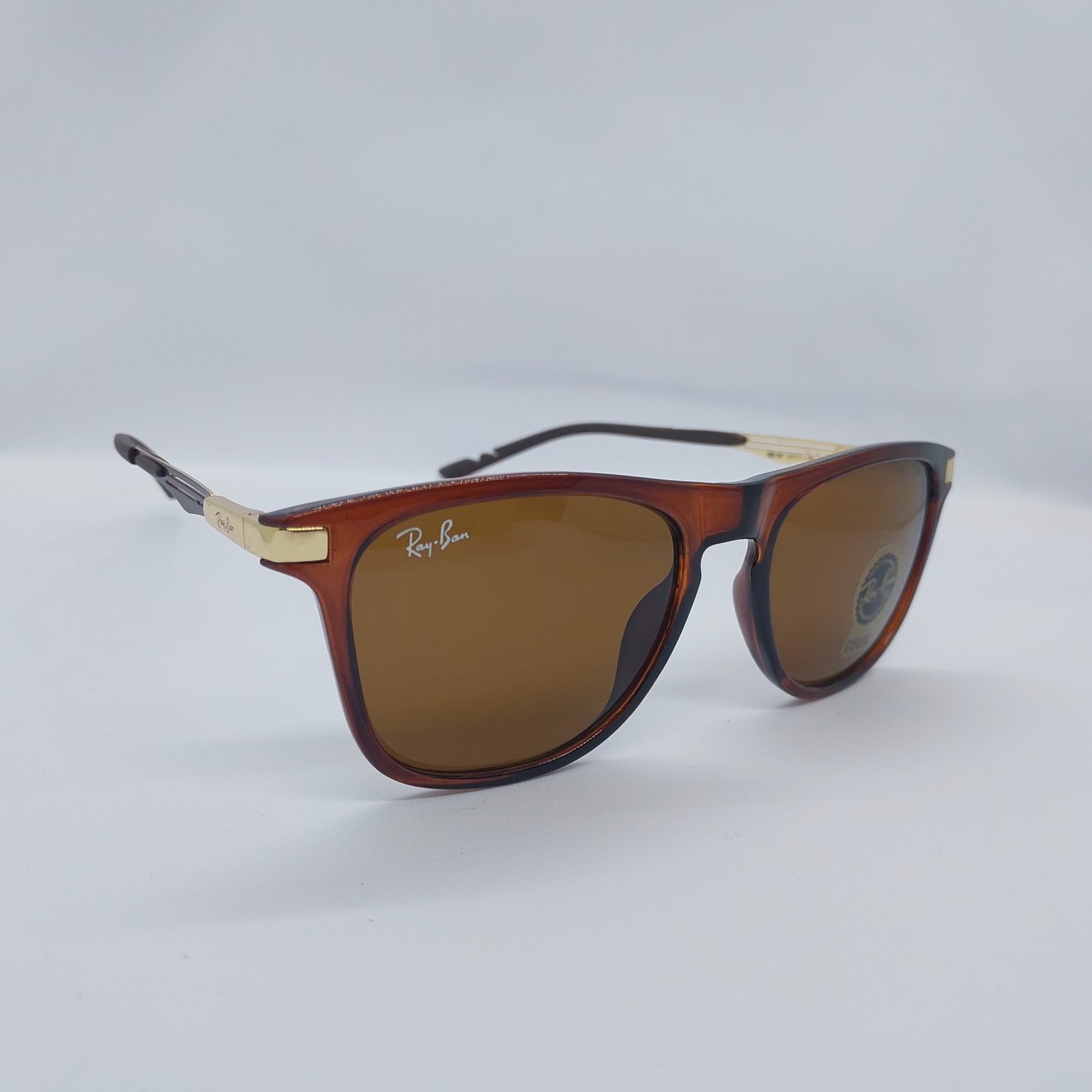 نظارة شمسية بلون بني وإطار معدني وبلاستيكي من Ray-Ban